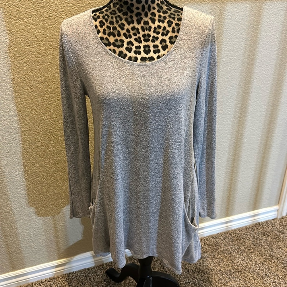 Women’s long sleeve grey tunic top with 2 pockets, pre loved, size M